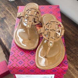 Tory Burch Sand patent leather TB logo sandal